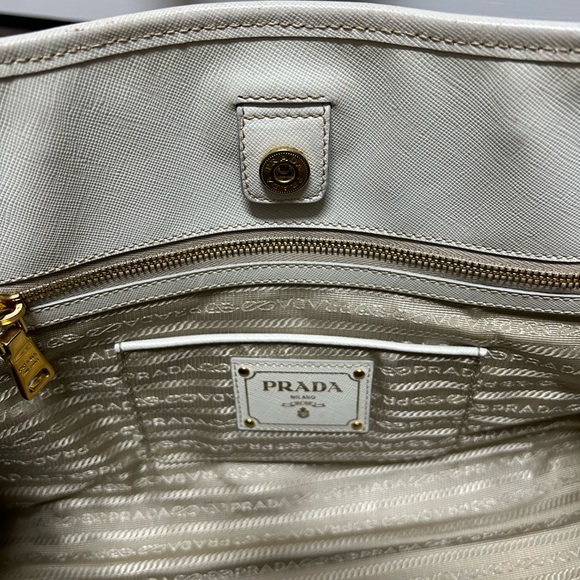 Selling this much loved authentic Prada hand bag with or without shoulder strap - Picture 2 of 9